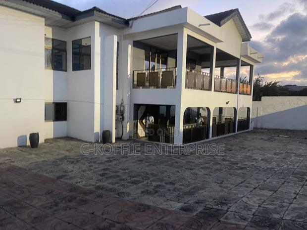 8bdrm Mansion in Dzorwulu for rent · Photo 1