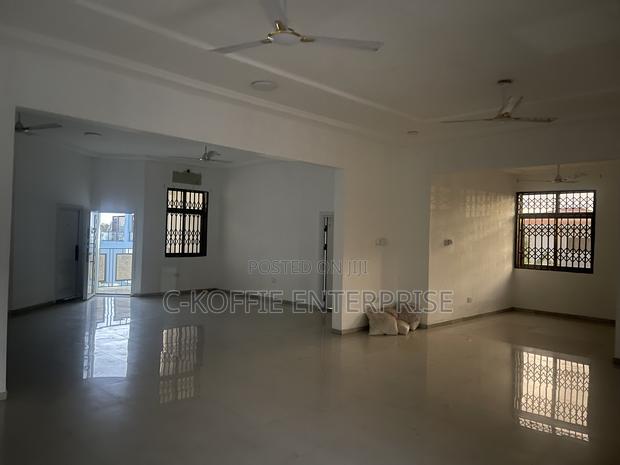 8bdrm Mansion in Dzorwulu for rent · Photo 7