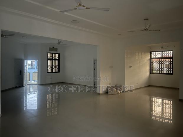 8bdrm Mansion in Dzorwulu for rent · Photo 6