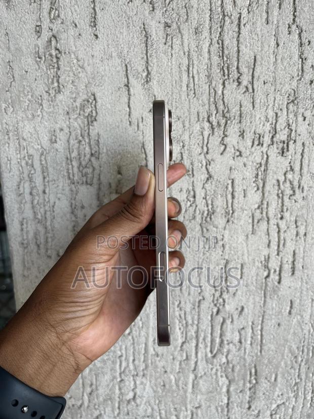 Apple iPhone 16 Pro Max 256 GB Gold · Photo 5