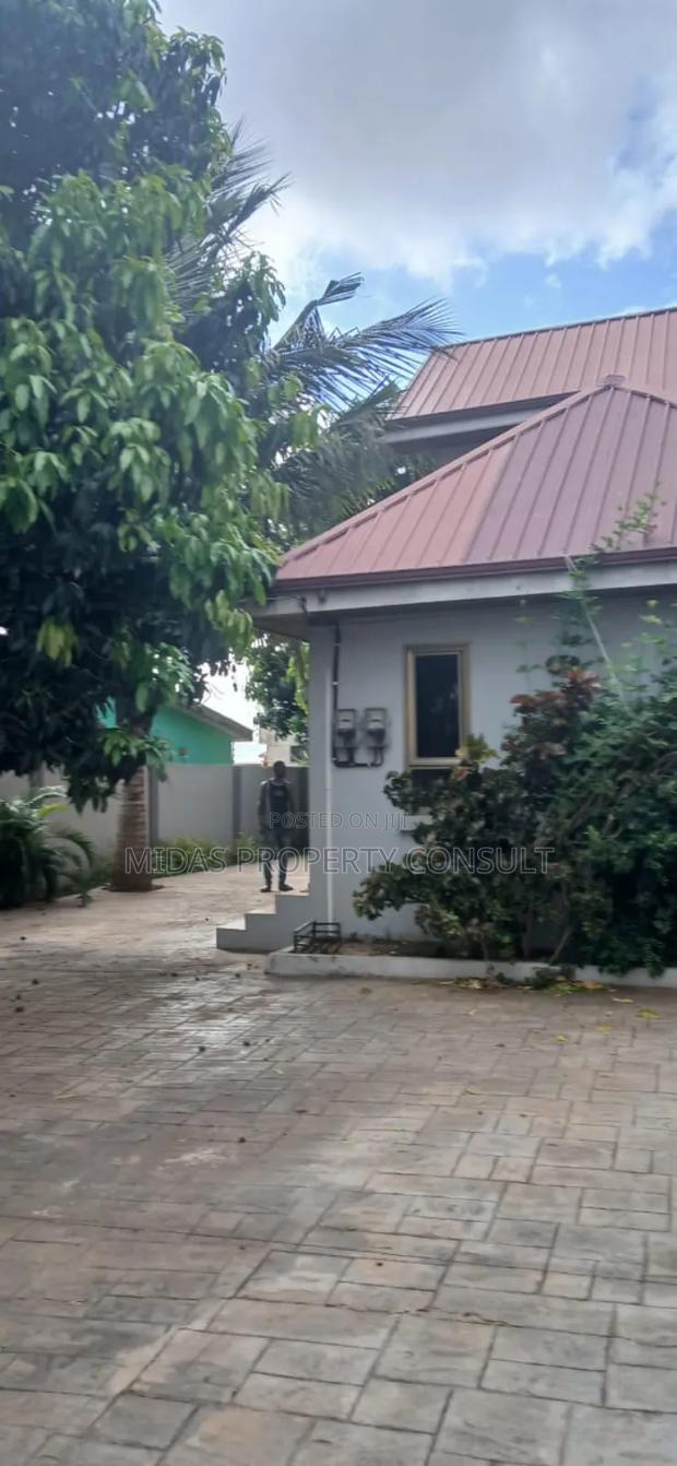 5bdrm House in Community 25, Tema Metropolitan for sale · Photo 2