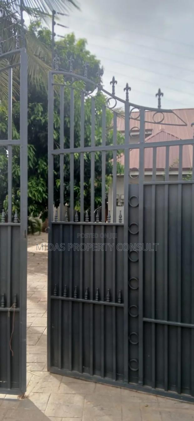 5bdrm House in Community 25, Tema Metropolitan for sale · Photo 3
