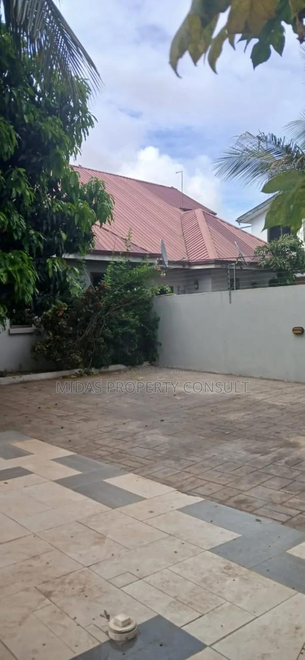 5bdrm House in Community 25, Tema Metropolitan for sale · Photo 6