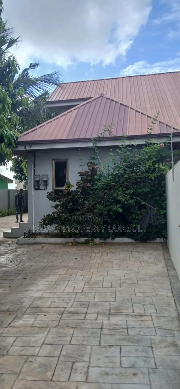 5bdrm House in Community 25, Tema Metropolitan for sale · Photo 1