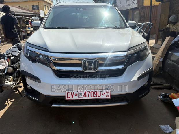 Honda Pilot Touring 8-Passenger 2021 White · Photo 2