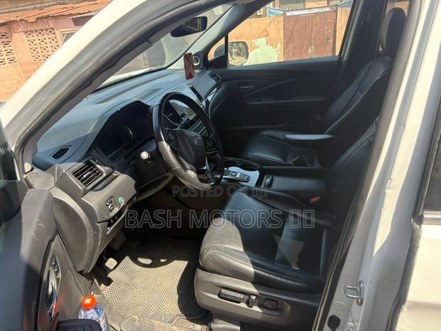 Honda Pilot Touring 8-Passenger 2021 White · Photo 5
