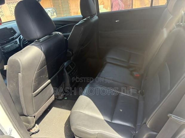 Honda Pilot Touring 8-Passenger 2021 White · Photo 6