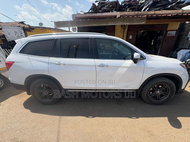Honda Pilot Touring 8-Passenger 2021 White · Photo 3