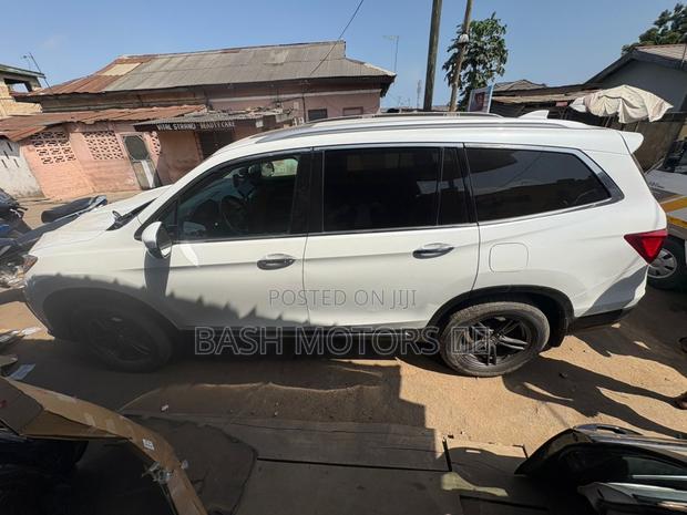 Honda Pilot Touring 8-Passenger 2021 White · Photo 4