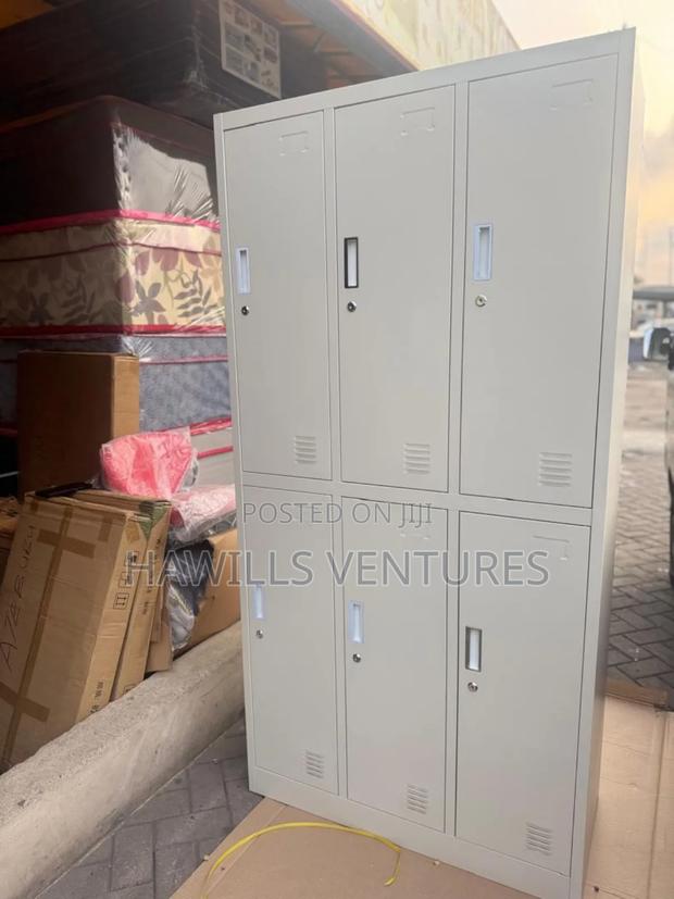6 Locker Metal Cabinet · Photo 1