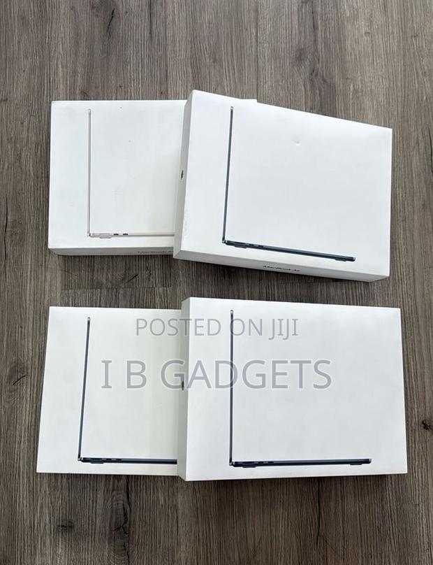 New Apple MacBook Air 2025 M4 13-inch 16GB Intel Core i7 SSD 256GB · Photo 1