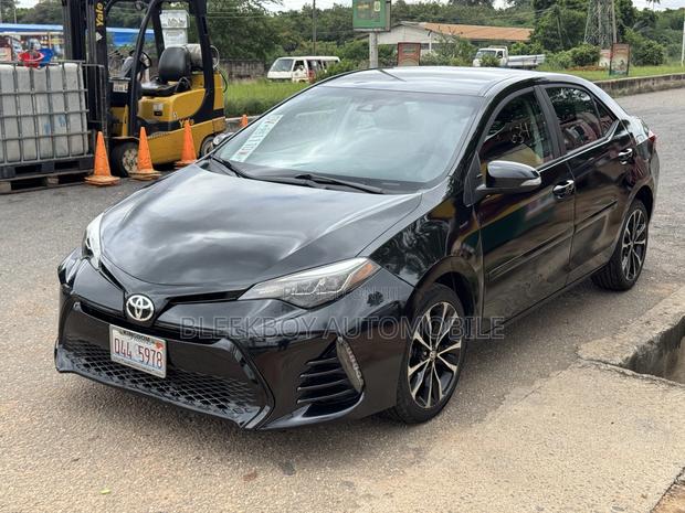 Toyota Corolla SE Special Edition 4dr Sedan (1.8L 4cyl CVT) 2017 Black · Photo 2