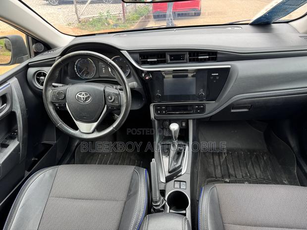 Toyota Corolla SE Special Edition 4dr Sedan (1.8L 4cyl CVT) 2017 Black · Photo 6