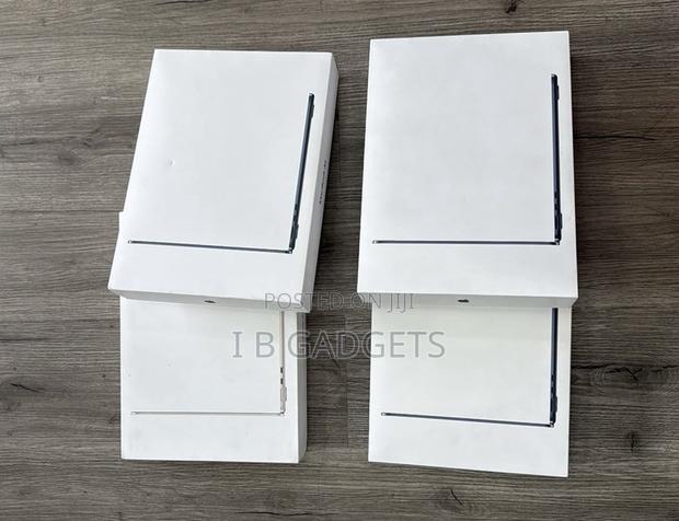 New Apple MacBook Air 2025 M4 13-inch 16GB Intel Core i7 SSD 256GB · Photo 2