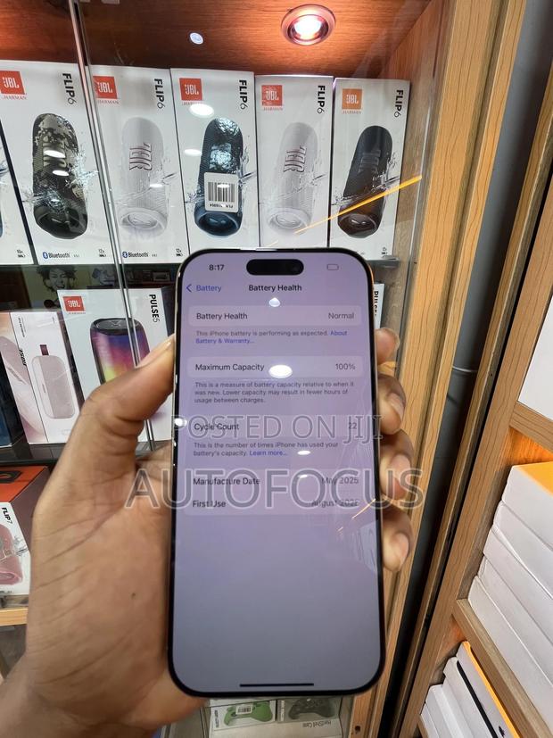 Apple iPhone 16 Pro 128 GB Gold · Photo 4