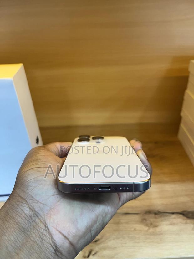Apple iPhone 16 Pro 128 GB Gold · Photo 8