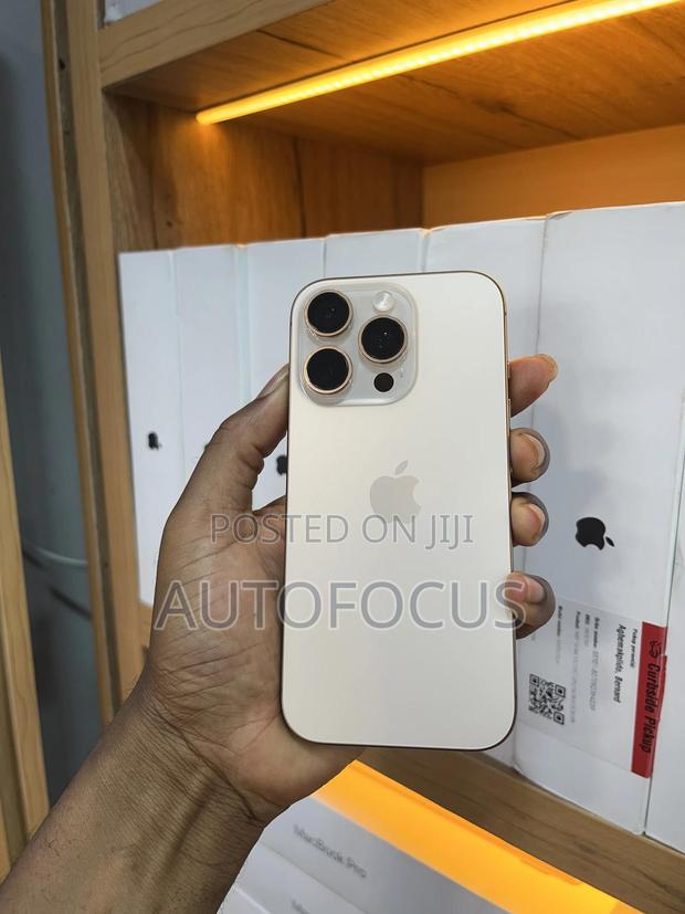 Apple iPhone 16 Pro 128 GB Gold · Photo 2