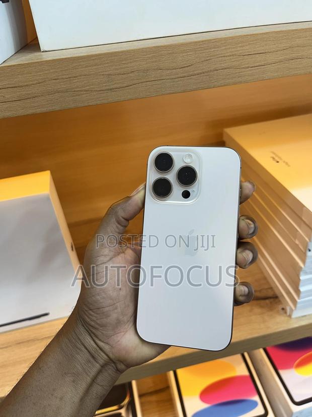 Apple iPhone 16 Pro 128 GB Gold · Photo 3