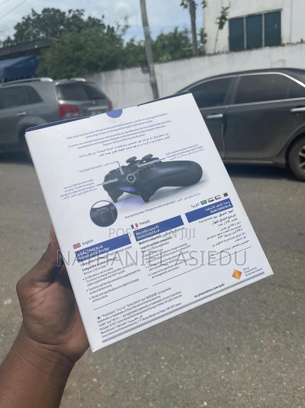Sony Dualshock 4 Wireless Controller for the Playstation 4 · Photo 2