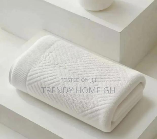 Luxury Hotel White Towel Soft, Thick Absorbent · Photo 4