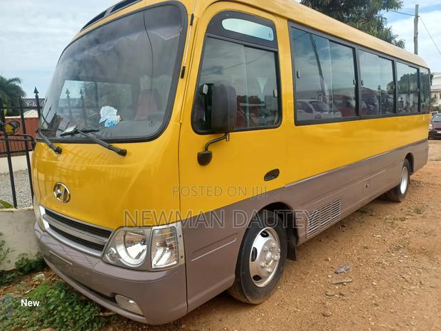 Hyundai County 2012 Yellow · Photo 1