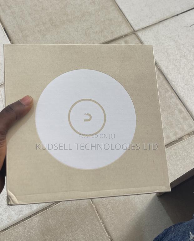 Ubiquiti U7 Lite Ceiling-Mounted Wifi 7 Access Point · Photo 2