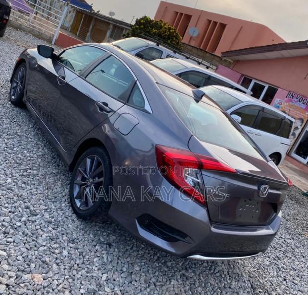 Honda Civic EX Hatchback 2019 Gray · Photo 3