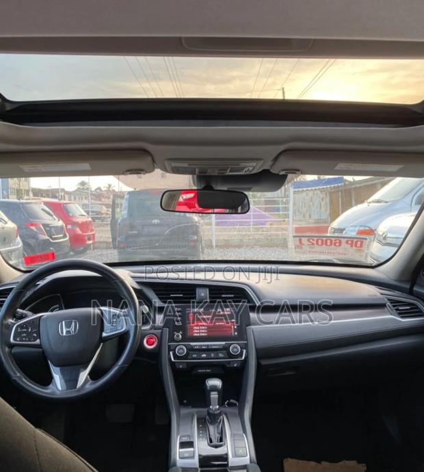 Honda Civic EX Hatchback 2019 Gray · Photo 4
