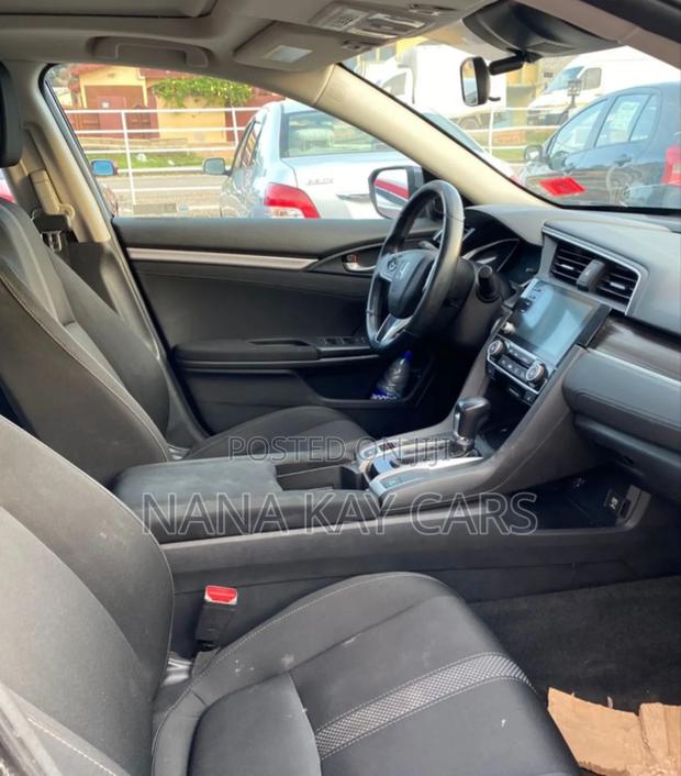 Honda Civic EX Hatchback 2019 Gray · Photo 6