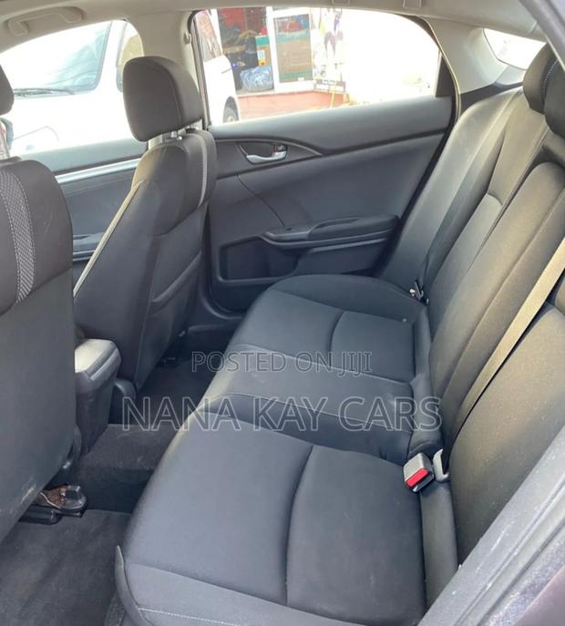 Honda Civic EX Hatchback 2019 Gray · Photo 7