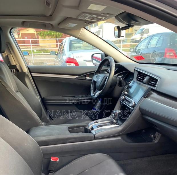 Honda Civic EX Hatchback 2019 Gray · Photo 8