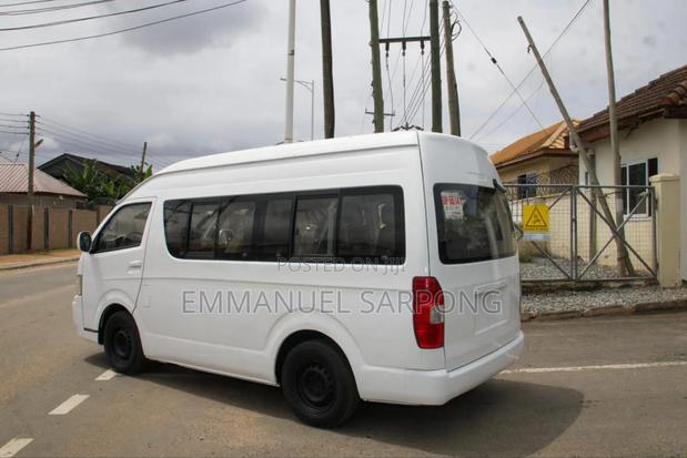 Toyota HiAce 2013 White · Photo 2