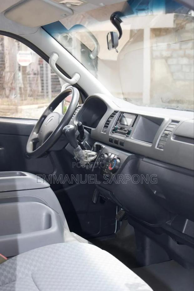 Toyota HiAce 2013 White · Photo 3