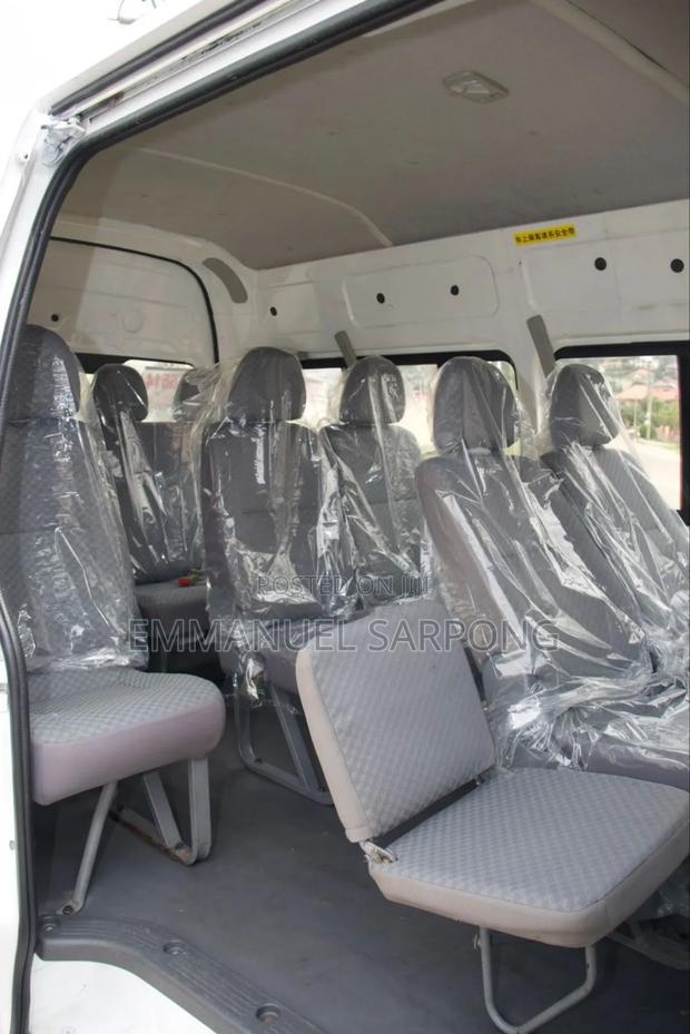Toyota HiAce 2013 White · Photo 4