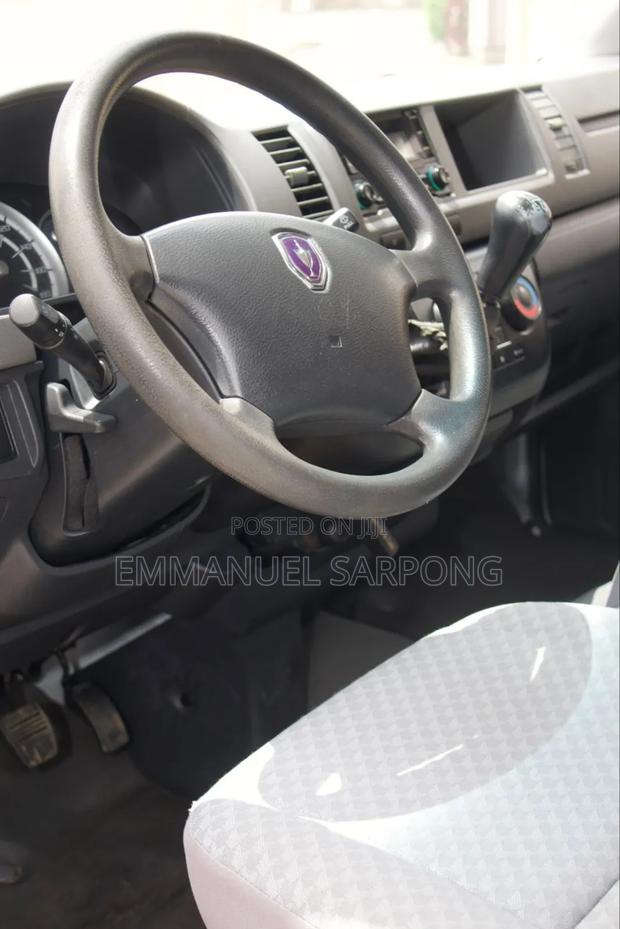 Toyota HiAce 2013 White · Photo 5