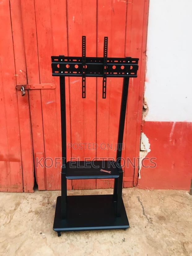 Universal Titan Tv Floor Stand 32-100” · Photo 1