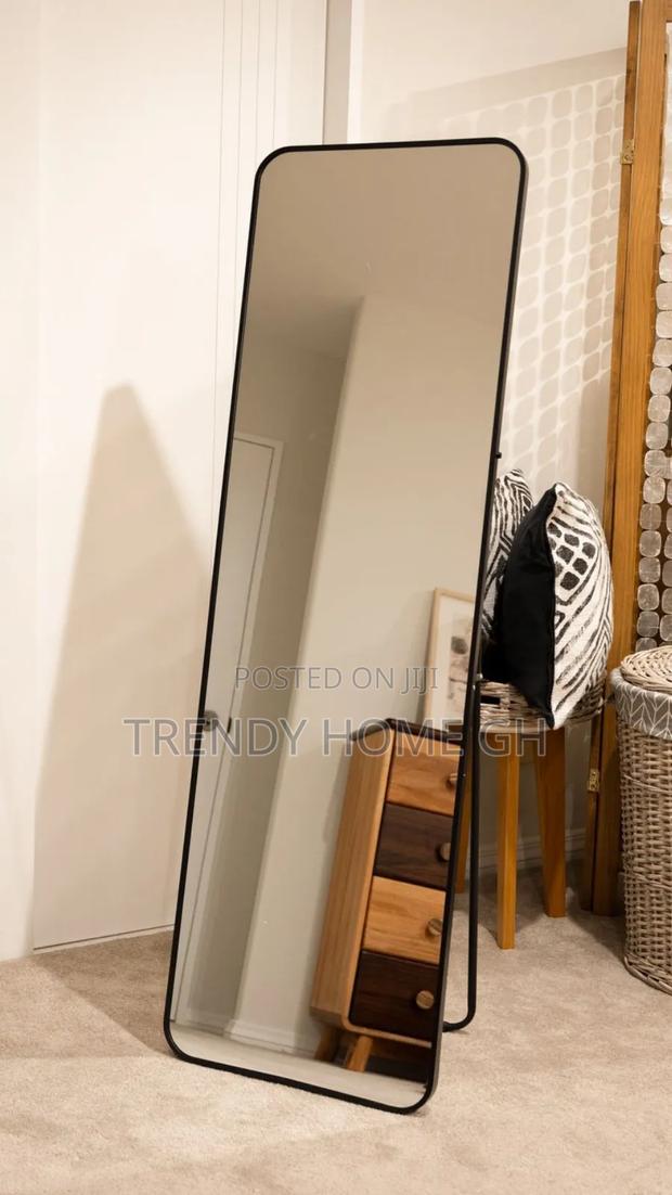 Modern Dressing Mirror With Stand Perfect for Bedroom Boutique · Photo 3