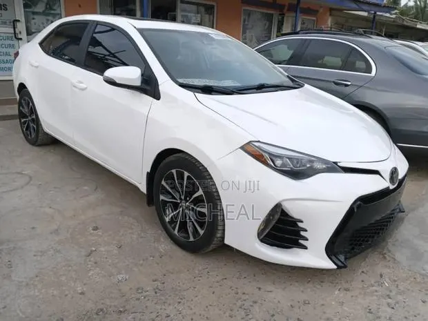 Toyota Corolla 2017 White · Photo 1