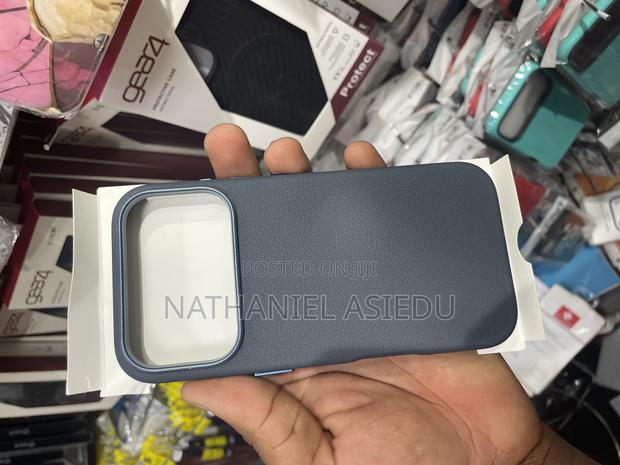 Green Lion Minster Leather Magsafe Case for the iPhone 17 Pro · Photo 3