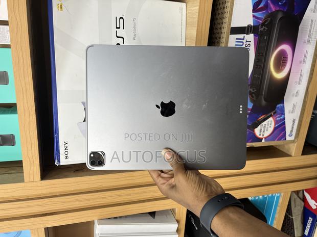 Apple iPad Pro 12.9 (2022) 512 GB Gray · Photo 2