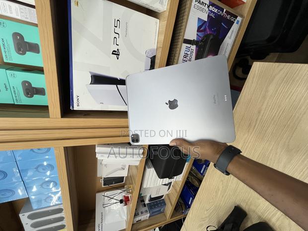 Apple iPad Pro 12.9 (2022) 512 GB Gray · Photo 8