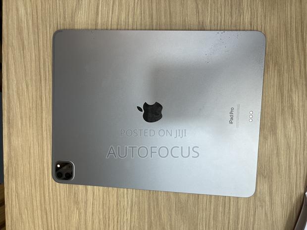 Apple iPad Pro 12.9 (2022) 512 GB Gray · Photo 3