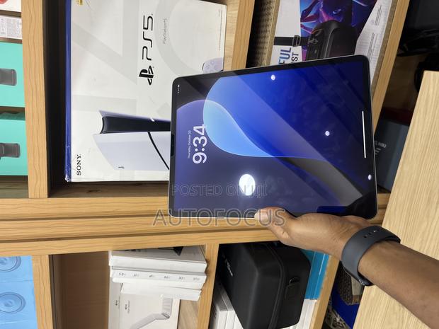 Apple iPad Pro 12.9 (2022) 512 GB Gray · Photo 4
