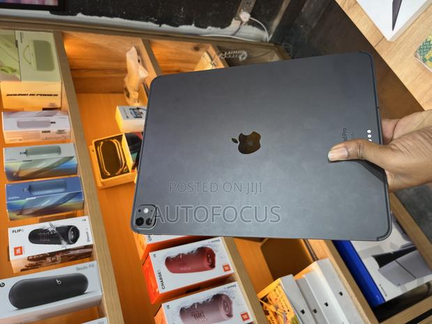 Apple iPad Pro 13 (2024) 256 GB Gray · Photo 8