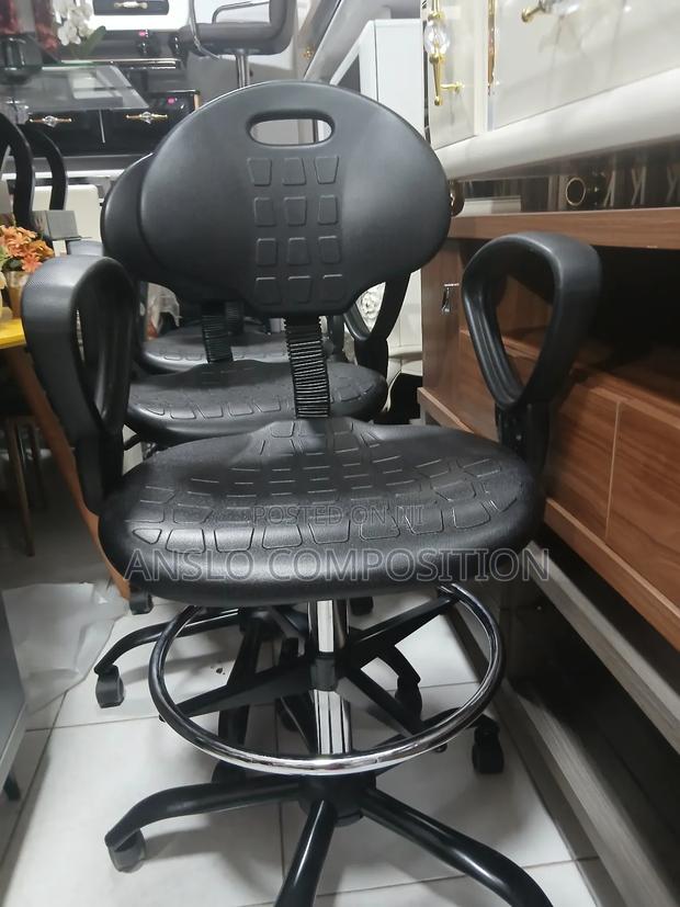 Strong Perfect Lab Stool · Photo 1