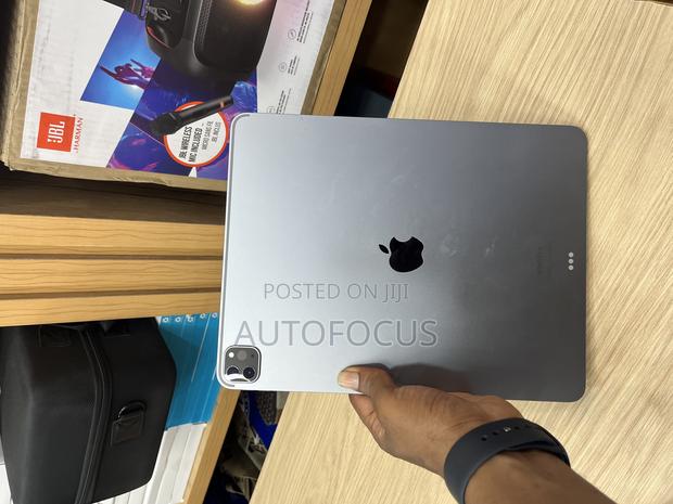 Apple iPad Pro 12.9 (2022) 512 GB Gray · Photo 1