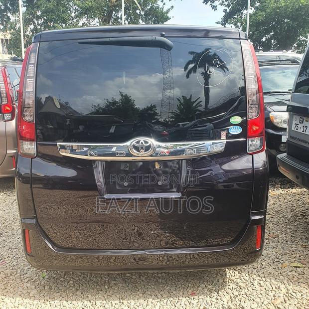 Toyota Noah 2015 · Photo 2