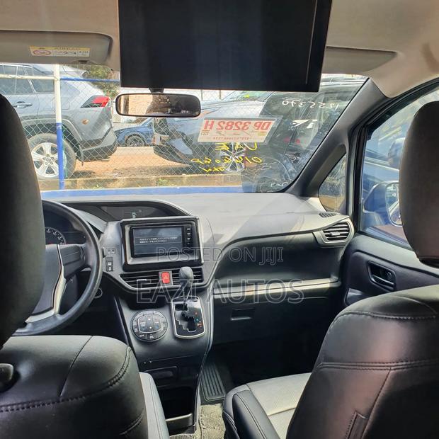 Toyota Noah 2015 · Photo 4