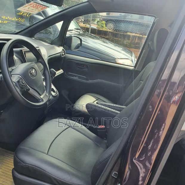 Toyota Noah 2015 · Photo 5
