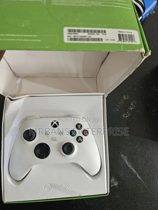 Xbox Series S Controller Brand New in Box · Photo 1
